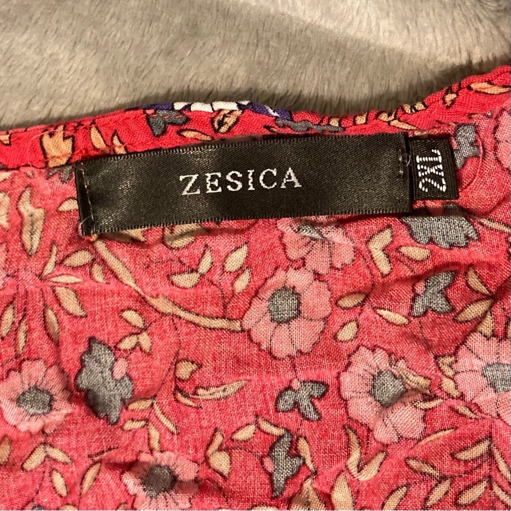 Zesica Floral Wrap Dress with Cap Flutter Sleeves in Red and Blue Floral Pattern - Picture 4 of 8